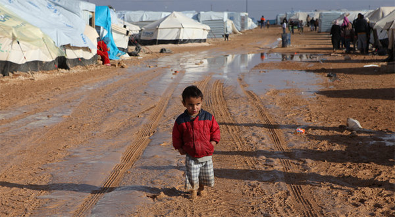 Un enfant pieds nus sur le camp de GSF à Zaatari.